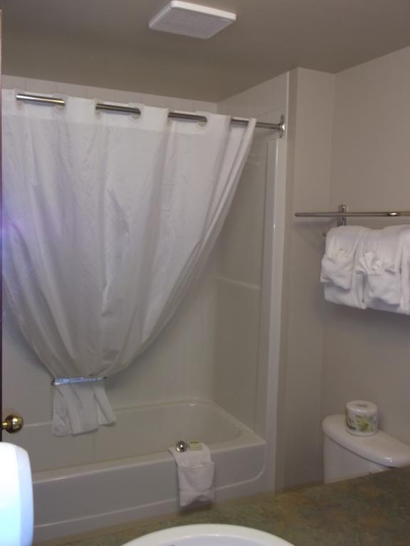 Foxwood Inn And Suites Fox Creek Oda fotoğraf