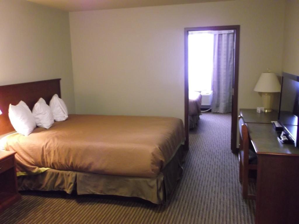 Foxwood Inn And Suites Fox Creek Oda fotoğraf