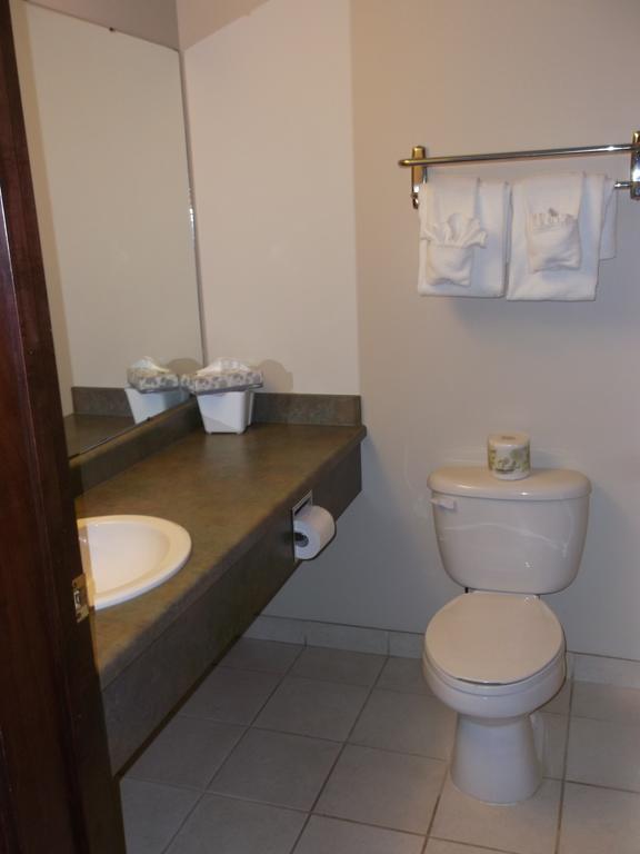 Foxwood Inn And Suites Fox Creek Oda fotoğraf