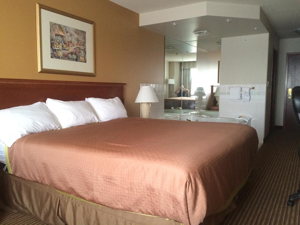 Foxwood Inn And Suites Fox Creek Oda fotoğraf