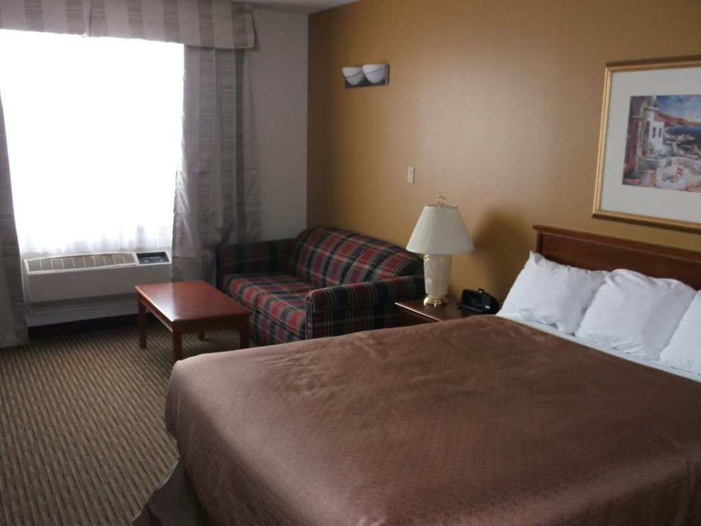 Foxwood Inn And Suites Fox Creek Oda fotoğraf