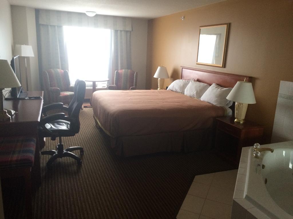 Foxwood Inn And Suites Fox Creek Oda fotoğraf