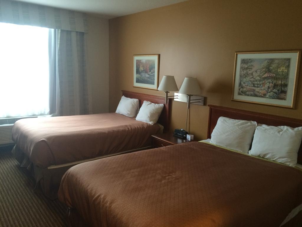 Foxwood Inn And Suites Fox Creek Oda fotoğraf