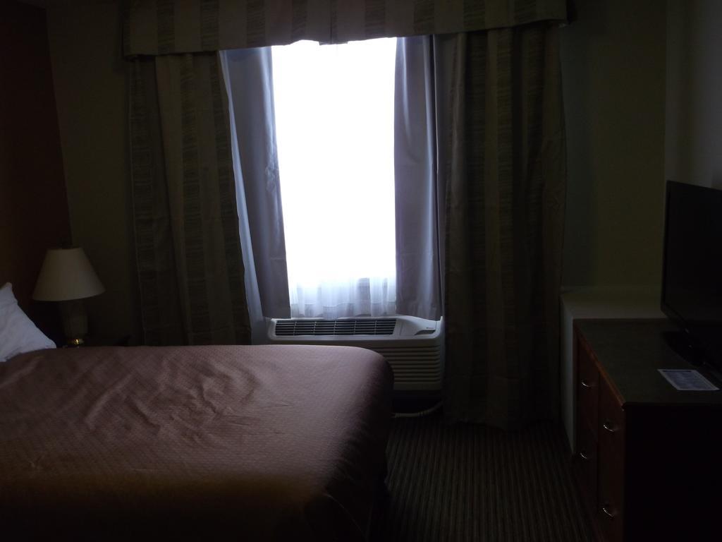 Foxwood Inn And Suites Fox Creek Oda fotoğraf