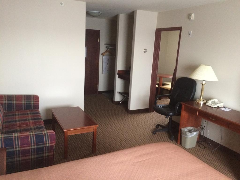 Foxwood Inn And Suites Fox Creek Oda fotoğraf