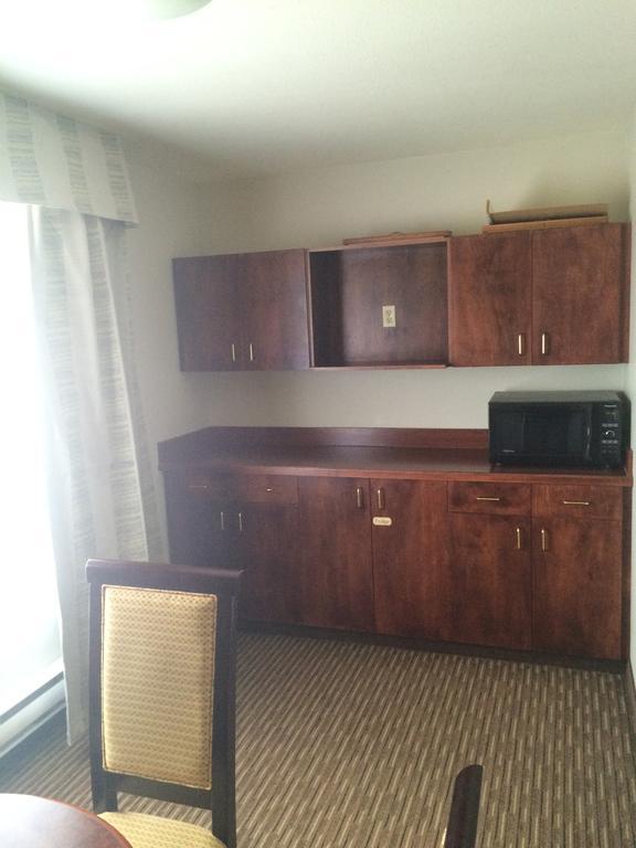 Foxwood Inn And Suites Fox Creek Oda fotoğraf