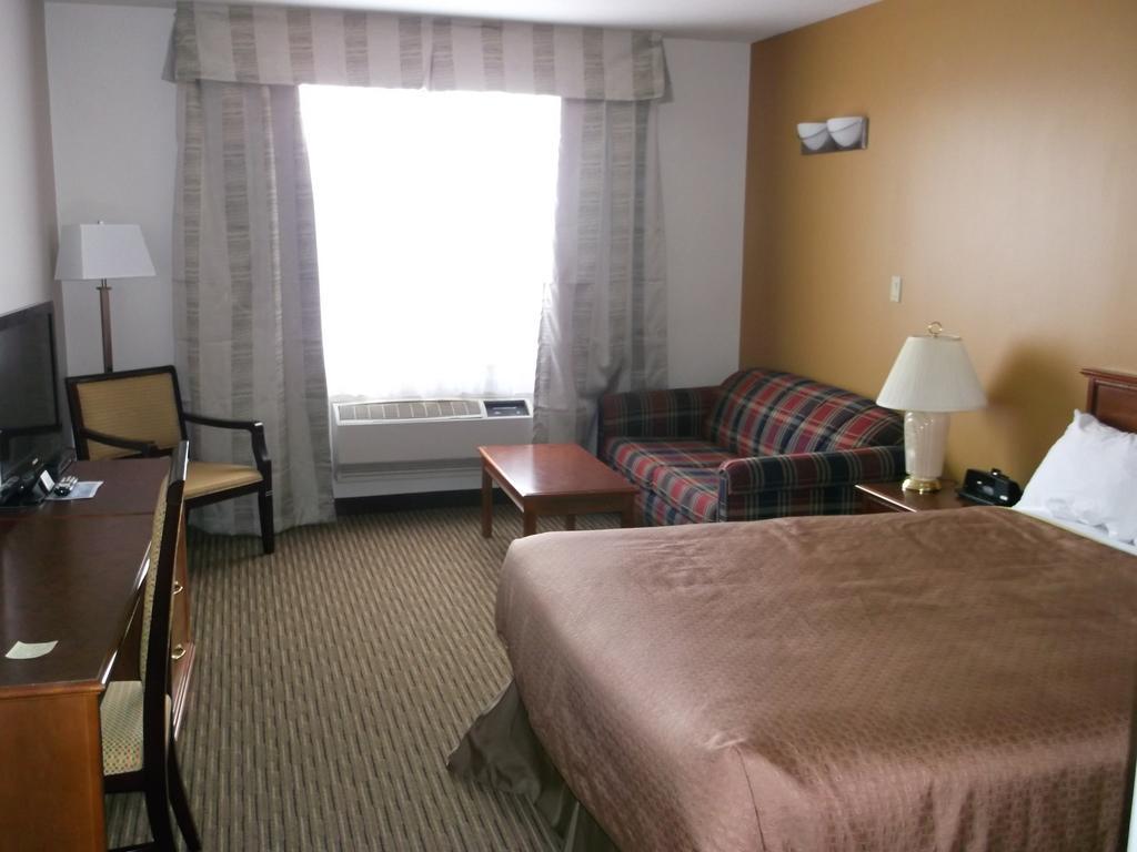 Foxwood Inn And Suites Fox Creek Oda fotoğraf