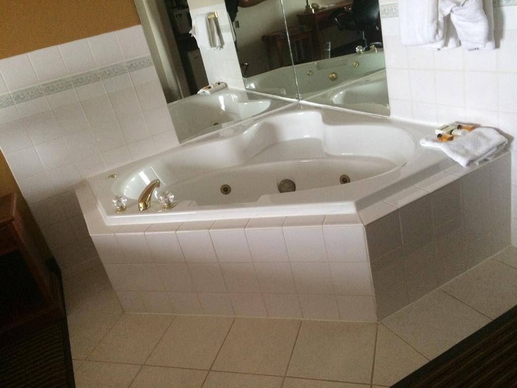 Foxwood Inn And Suites Fox Creek Oda fotoğraf