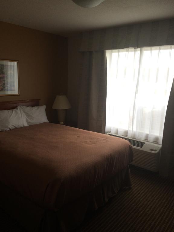 Foxwood Inn And Suites Fox Creek Oda fotoğraf