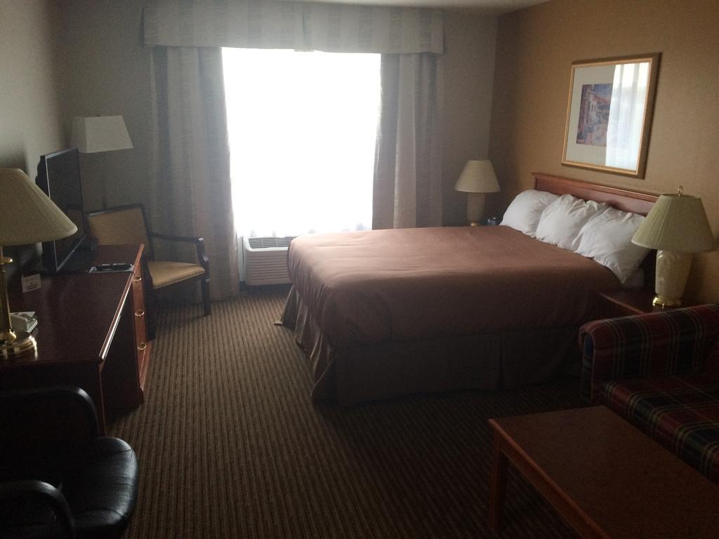 Foxwood Inn And Suites Fox Creek Oda fotoğraf