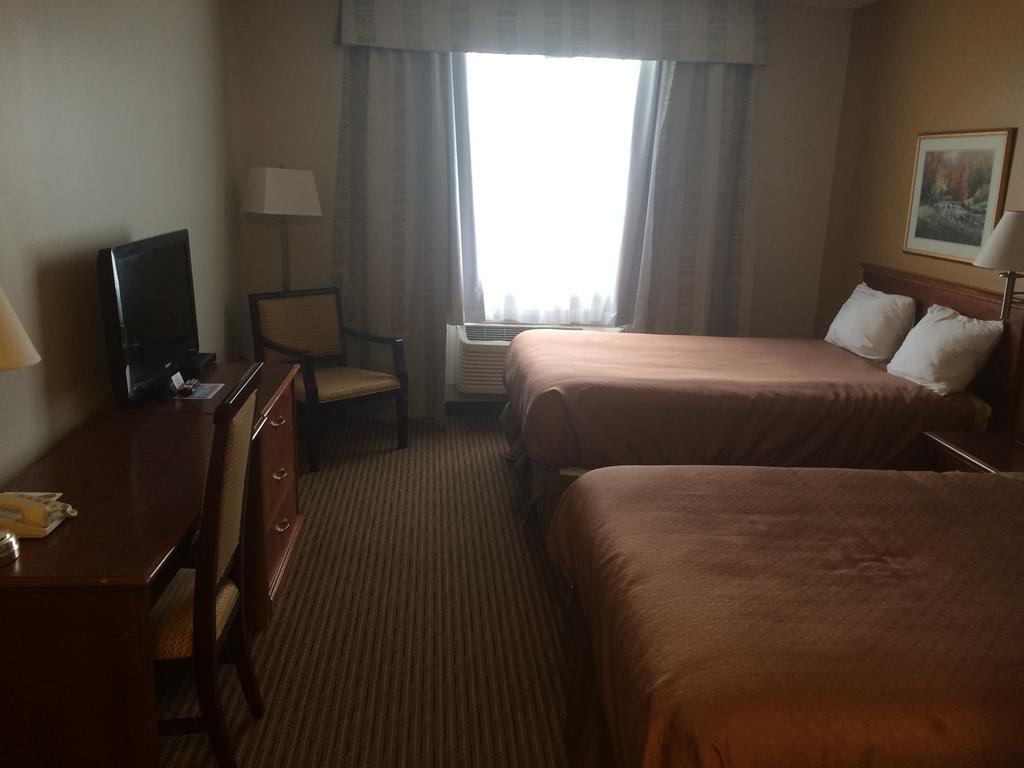 Foxwood Inn And Suites Fox Creek Oda fotoğraf